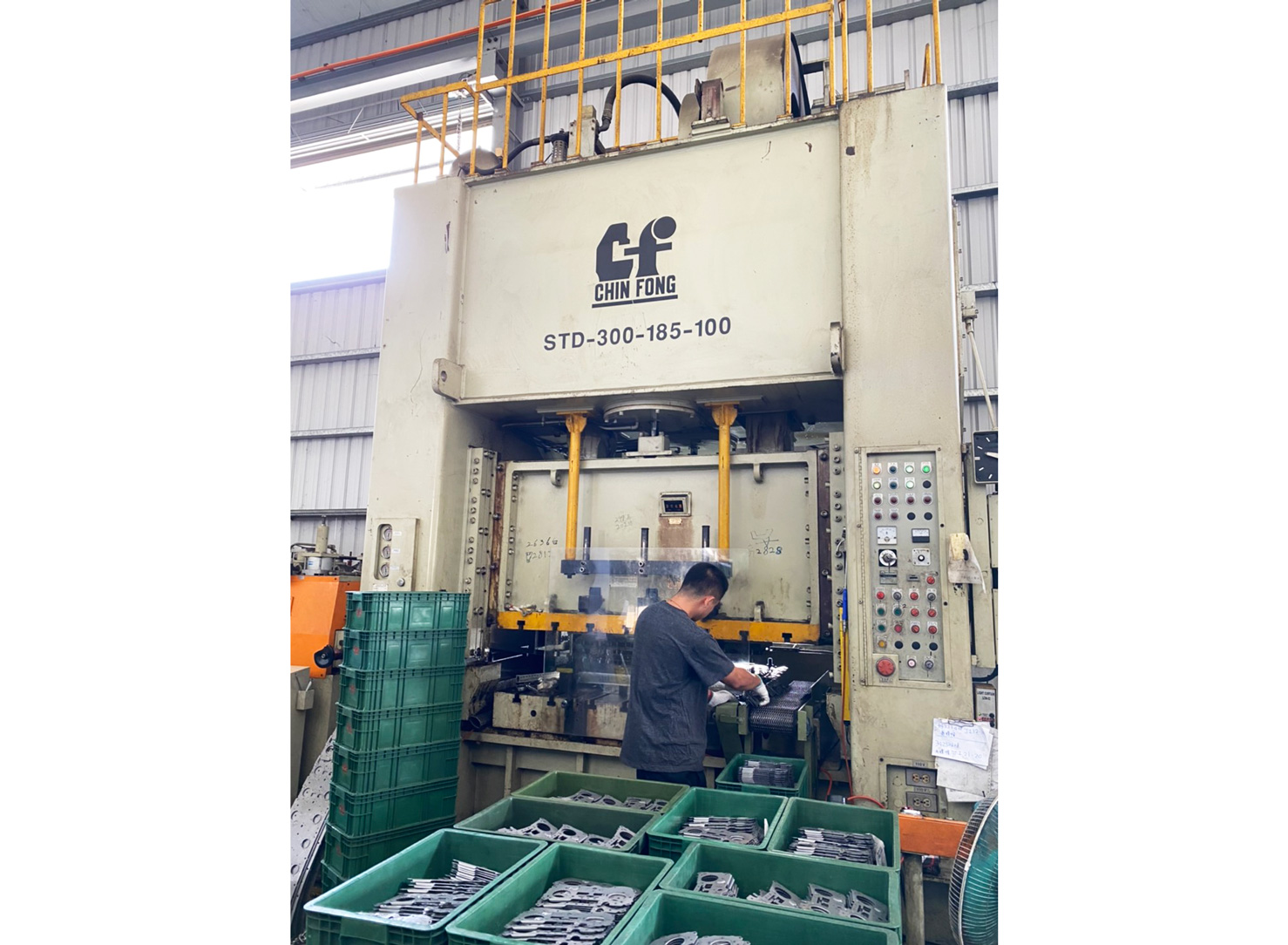 量產設備 - 金屬沖壓設備 沖床加工廠 - 300 ton 機台