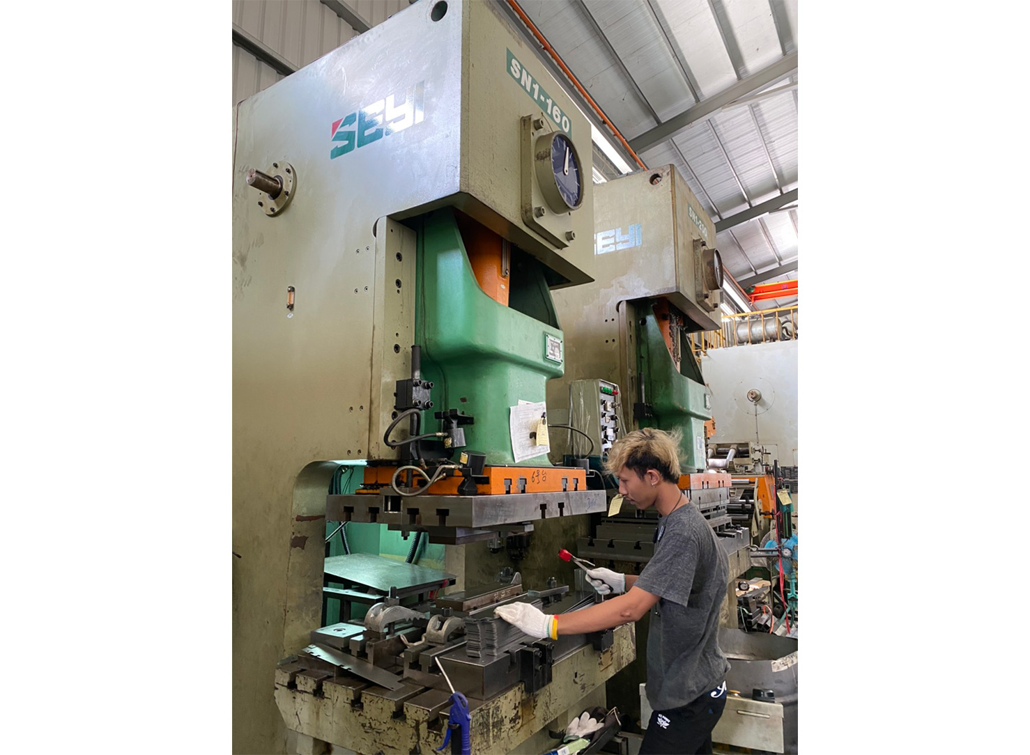 量產設備 - 沖床模具金屬沖壓 專業沖床沖壓廠 - 160 ton 機台