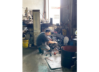 模具設備 - 沖床零件金屬沖床廠 - 鋸床機台