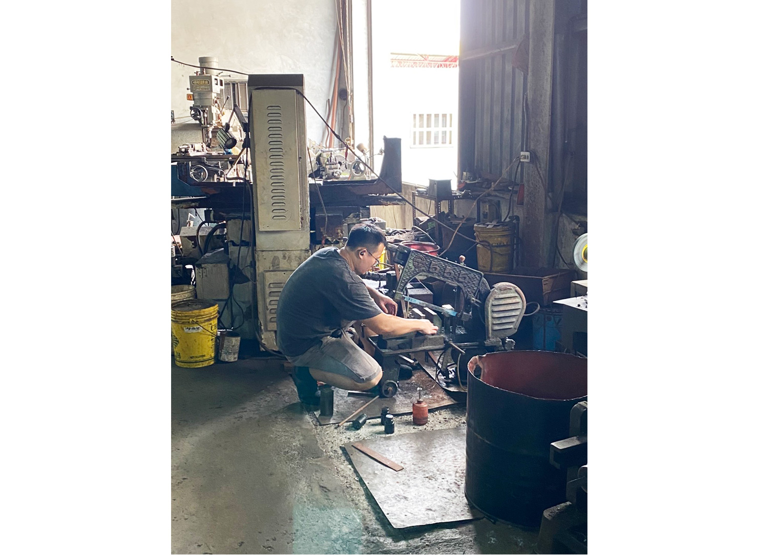 模具設備 - 沖床沖壓開發設計 - 鋸床機台